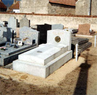 Tombe de Max Jacob, cimeti&egrave;re de St Beno&icirc;t, all&eacute;e B4. M&eacute;daillon de Ren&eacute; Isch&eacute;. 
